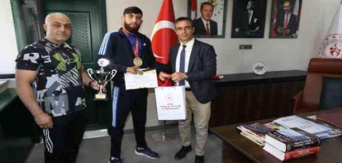 İl Müdürü Din, şampiyon sporcuyla bir araya geldi