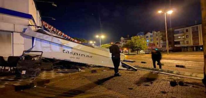 Ankara’da direksiyon hâkimiyetini kaybeden sürücü mağazaya daldı
