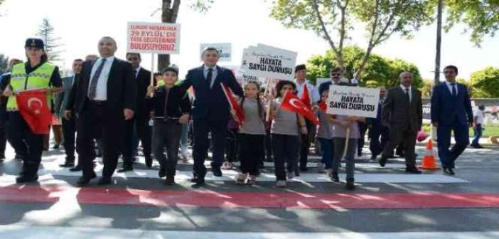 Malatya’da yaya geçitleri kırmızıya boyandı