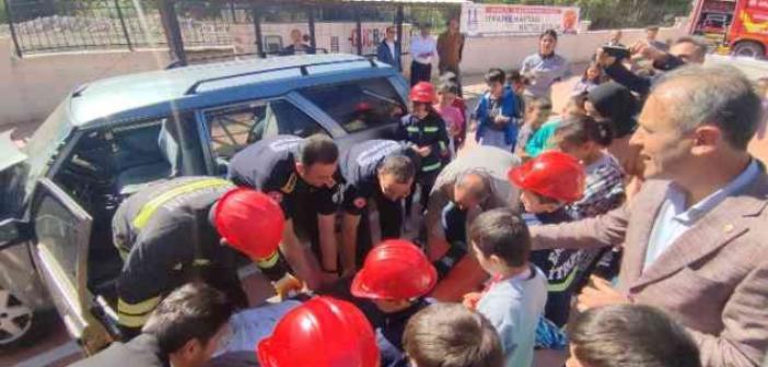 Tortum’da yaya geçidi kırmızıya boyandı, kaza tatbikatı yapıldı