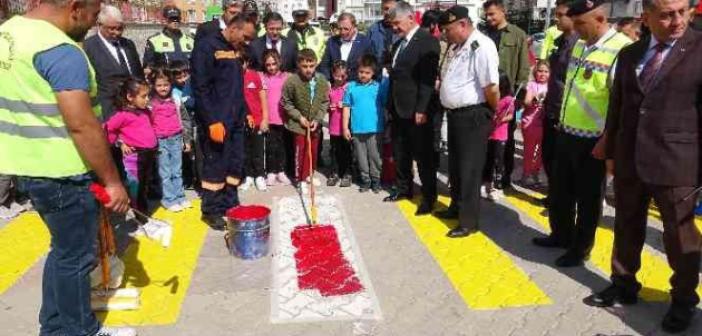 Yozgat’ta öğrenciler “Hayata saygı duruşu” sloganıyla yaya geçitlerini kırmızıya boyadı