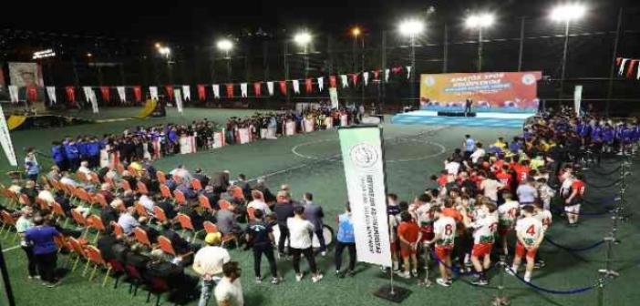 Gaziosmanpaşa’da 21 amatör futbol kulübüne malzeme desteği