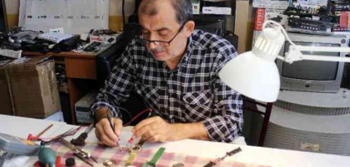 Sinop’ta küçük yaşlarda öğrendiği saatçi mesleğini 33 yıldır sürdürüyor
