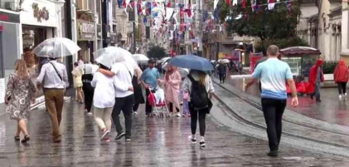 İstiklal ve Taksim’de aniden bastıran yağış, vatandaşlara zor anlar yaşattı