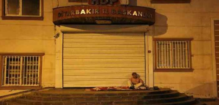 HDP binasının önüne yatak serip evladı için gece nöbet tutan baba oğluna çağrıda bulundu