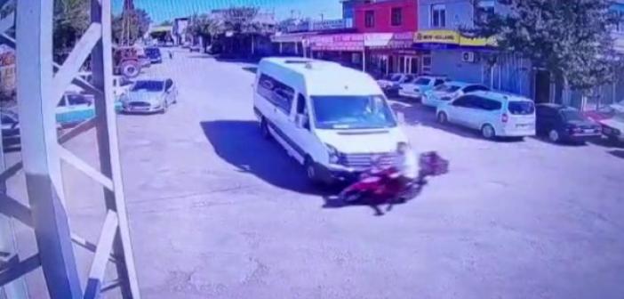 Minibüsün motosikletliye çarptığı an kamerada