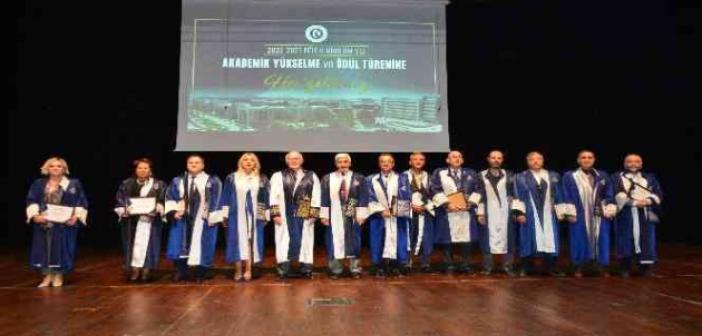 Uşak Üniversitesi’nde akademik yükselme gösteren öğretim üyeleri cübbelerini törenle giydi