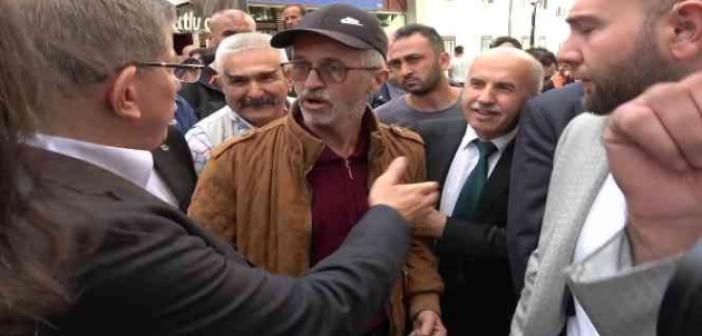 Amasya’da cami çıkışı yuhalanan Ahmet Davutoğlu sokakta vatandaşla tartıştı