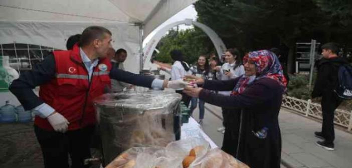 Gölbaşı Belediyesi vatandaşlara çorba ve kandil simidi ikram etti