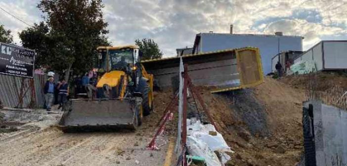 Üsküdar’da toprak dökümü yapan hafriyat kamyonu devrildi