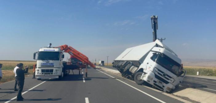 İpek Yolunda kaza yapan TIR yan yattı