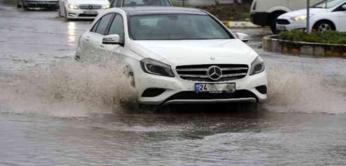 Erzincan’da sağanak yağış caddeleri suyla doldurdu
