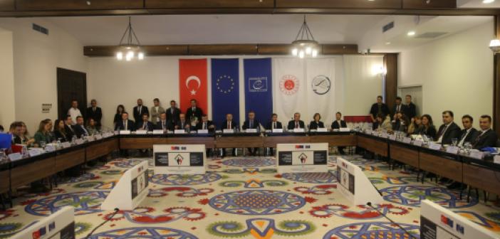 VİDEO- Mardin'de aile mahkemelerinde tazminat ve nafakaya yönelik yuvarlak masa toplantısı