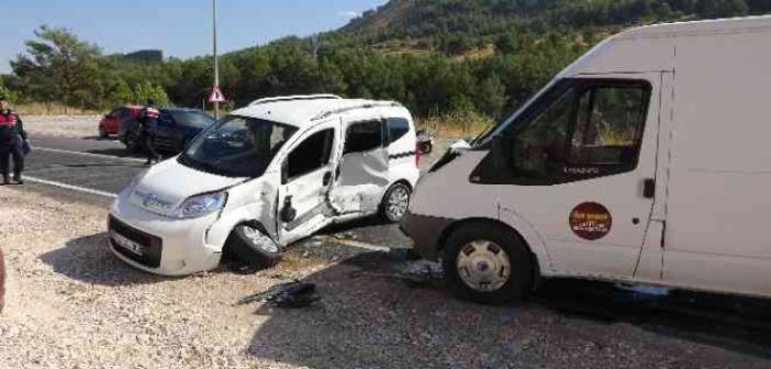 Minibüs ile hafif ticari araç çarpıştı: 2 yaralı