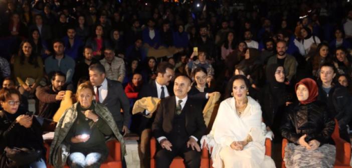 VİDEO - Yeşilçam'ın sultanı Şoray, Mardin'de açık hava sinemasında sevenleriyle rol aldığı filmi izledi