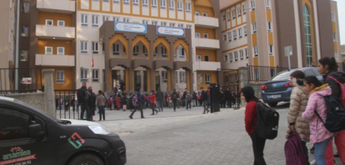 Kapısı Caddeye açılan Okulun Velileri Çözüm İstiyor