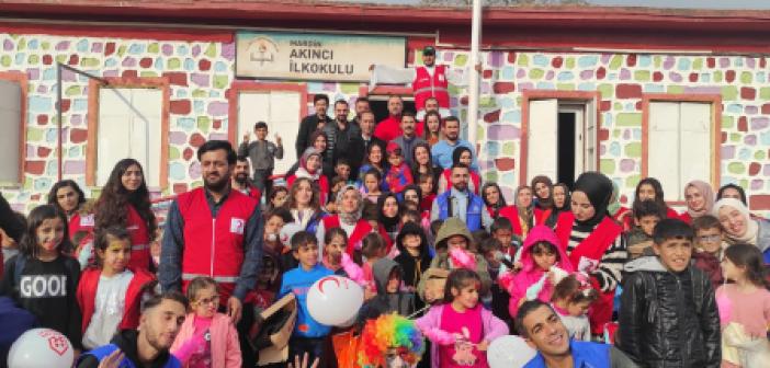 Kızılay öğrencileri hem eğlendirdi hem sevindirdi