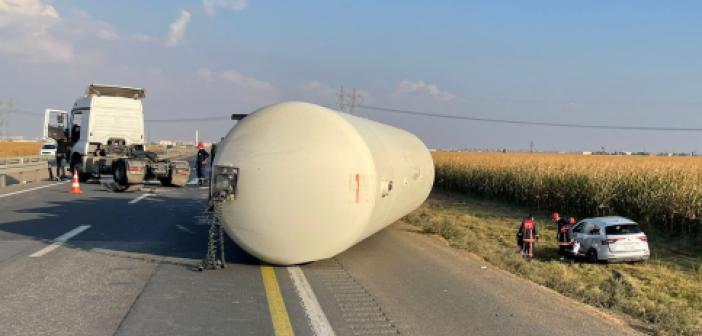 VİDEO - LPG yüklü tanker ile otomobilin çarpıştığı kazada 3 kişi yaralandı