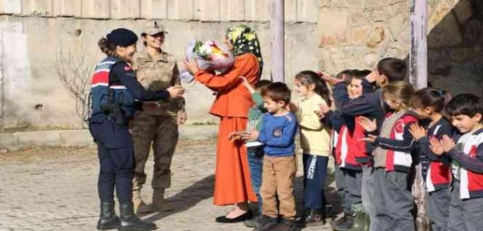 Bayburt’un en uzak köyündeki tek öğretmenine jandarmadan sürpriz