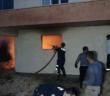 İtfaiye ekipleri samanlıktaki yangını binanın duvarını yıkarak söndürebildi