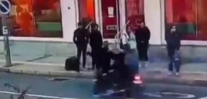 İzmir’de yoldaki motosikletliye çantayla vurup düşüren şüpheli yakalandı