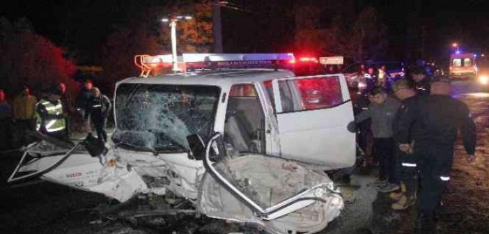 Muğla’da kamyonet minibüsle çarpıştı: 22 yaralı