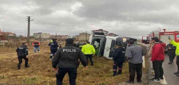 Beton mikseri şarampole devrildi, yaralı sürücüyü itfaiye kurtardı