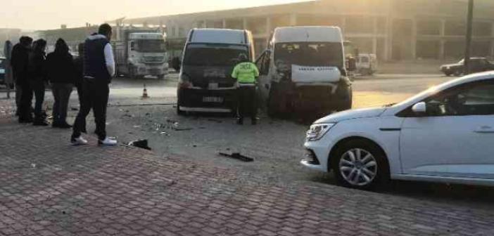 Konya’da servis minibüsleri ve otomobil çarpıştı: 14 yaralı