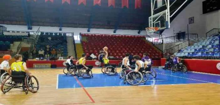 Lise öğrencileri tekerlekli sandalye ile basketbol maçı oynadı