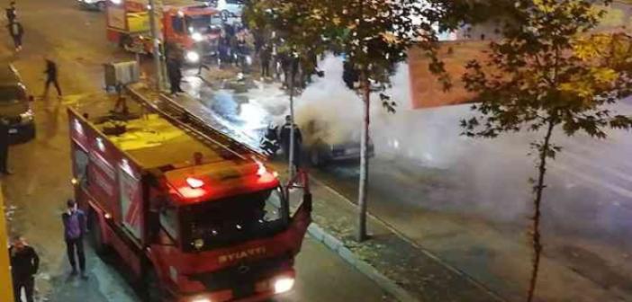 Diyarbakır’da seyir halindeki otomobil alev alev yandı