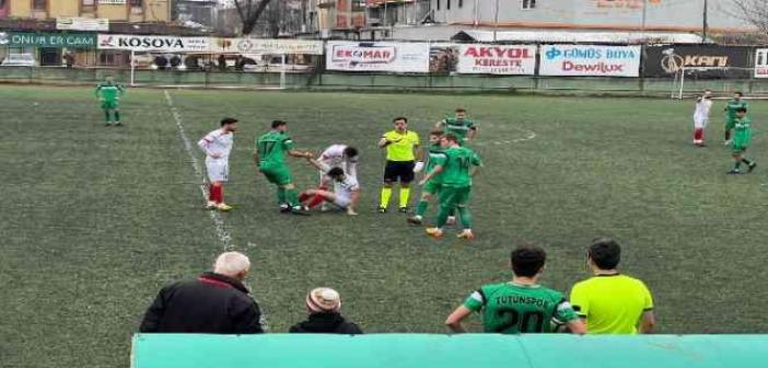 Sakatlanan hakem elinde bandajla maçı yönetti