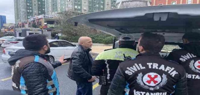 Ataşehir’de ceza yiyen servis şoföründen gazetecilere hakaret: 'Soytarı gibi almışlar ellerine kamerayı'