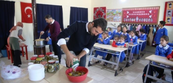 Okul müdüründen öğrencilerine sıcak yemek ziyafeti