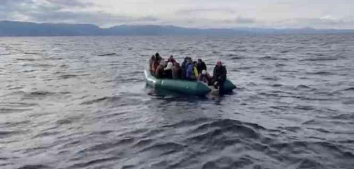 Yunan unsurları tarafından ölüme terk edilen 17 kaçak göçmeni, Sahil Güvenlik kurtardı