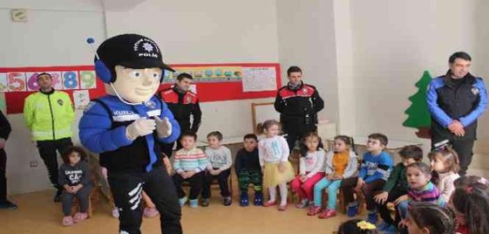 Çocuklar polis maskotu ‘Kanka’ ile eğlenerek öğrendi