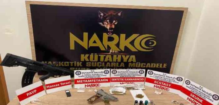 Narkotik köpeği aracın torpido gözündeki uyuşturucuyu işte böyle buldu