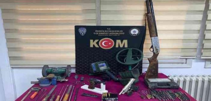 İzmir’de kurusıkıdan tabanca yapan 2 şüpheli yakalandı
