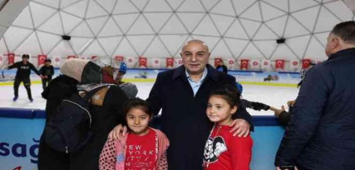 Çocukların kış eğlencesi Ahmet Çalık Buz Pateni pisti