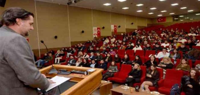 Ünlü tasarımcı Çak: 'Kendinize inanın ve sevdiğiniz işi yapın'