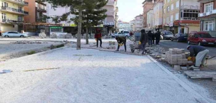 Karaman Belediyesinin asfalt, kaldırım ve park çalışmaları devam ediyor