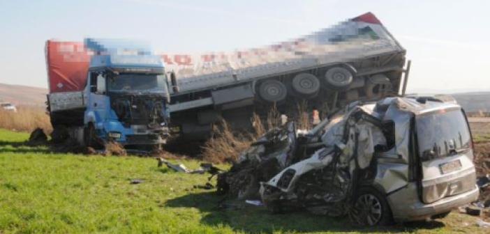 Video-Araçların hurdaya döndüğü feci kazada 4 kişi öldü