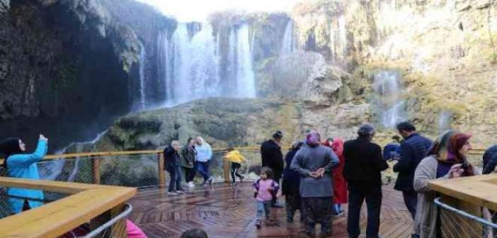 Ziyaretçileri hayran bırakan doğa hazinesi: 'Yerköprü Şelalesi'