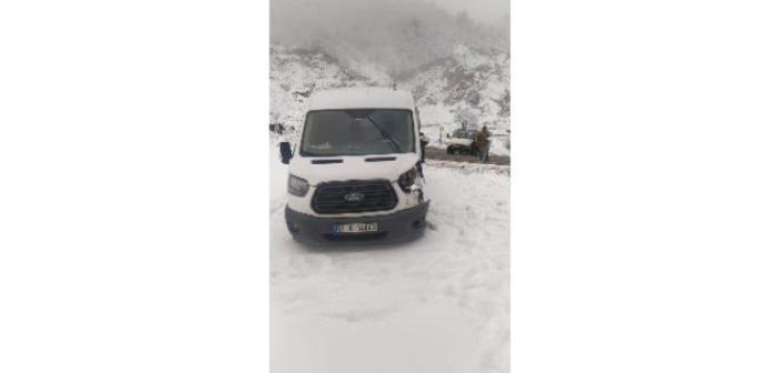Zigana Dağı’nda karlı yolda kaza: 2 yaralı
