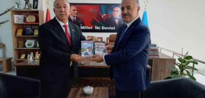 Serdar Ünsal, “Yüreğim İrevan’da Kaldı” romanını Eski Bakan ve Milletvekili Ahmet Arslan’a hediye etti