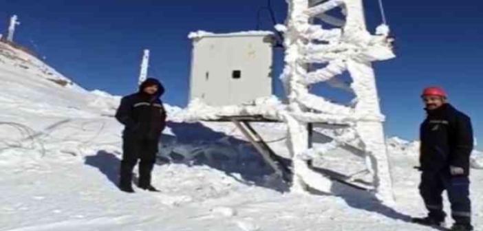 Yüksekova’da Sibirya soğuklarını aratmayan görüntü: Elektrik direkleri buz tuttu