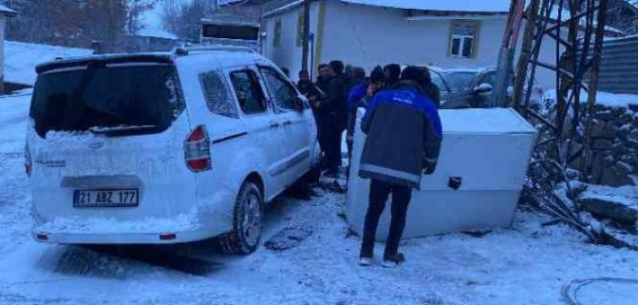 Karlıova’da hafif ticari araç elektrik trafosuna çarptı