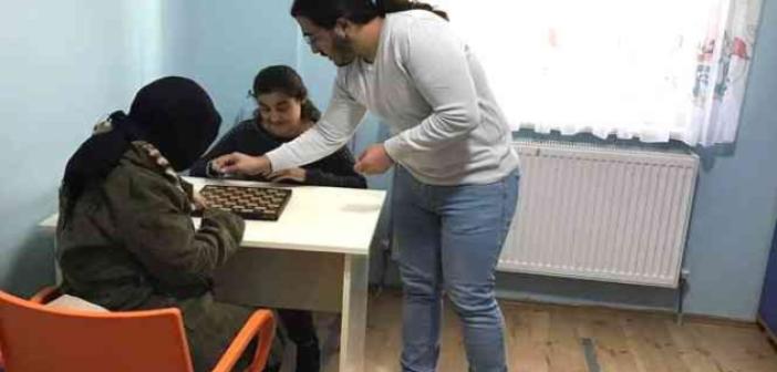 Karaman’da görme engelliler için satranç eğitimi