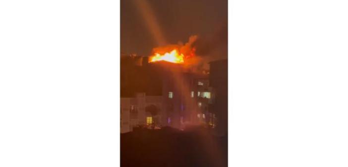 Küçükçekmece’de 5 katlı binanın çatısı alev alev yandı
