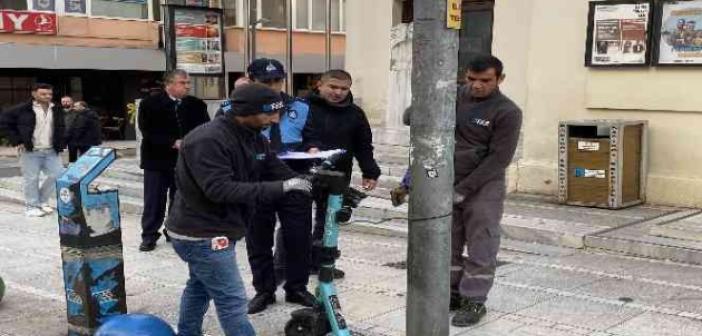 Kadıköy Belediyesi kaldırımdaki scooterları topladı