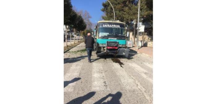 Yolcu minibüsü refüjdeki ağaca çarptı: 1 yaralı